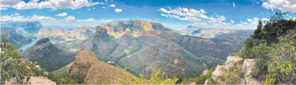  ?? FOTO: THORSTEN VAAS ?? Die Wildnis Südafrikas lockt jedes Jahr Millionen von Touristen an, die unter anderem den bis zu 800 Meter tiefen Blyde River Canyon sehen wollen.