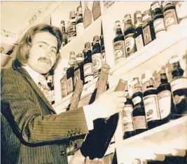  ?? KEYSTONE USA/ZUMA PRESS ?? Steven Spurrier in his store in Paris in March 1972.