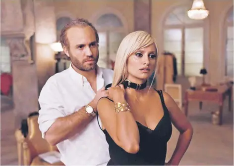  ??  ?? ► Los actores Edgar Ramírez y Penélope Cruz en la miniserie El asesinato de Gianni Versace.