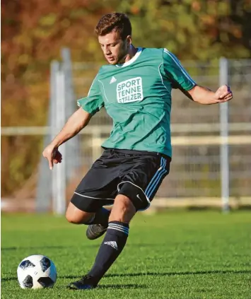  ?? Foto: Roland Geier ?? Der Fußball setzt aus: Claudio Maritato vom SV Karlshuld muss wie viele seiner kickenden Kollegen warten, bis er wieder gegen den Ball treten darf.