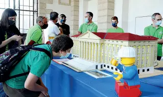  ?? (foto Sartori) ?? L’ultima fatica Palazzo Barbieri, sede del municipio, in scala 1:50: è l’ultima realizzazi­one della Comunità Lego Veneta, presentata ieri in Gran Guardia