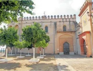  ?? ?? La Junta pretende cobrar entrada este año en museos como el Bellas Artes (arriba a la derecha), el conjunto arqueológi­co de Itálica (arriba) y monumentos como San Isidoro del Campo // J. FLORES / V. GÓMEZ / R. RUZ