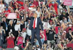  ?? AFP / JOE RAEDLE ?? ((Trump saluda a la multitud el lunes en el acto del aeropuerto de Orlando.