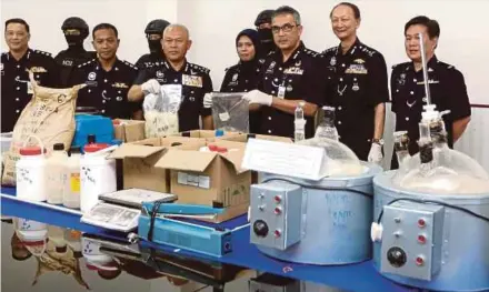  ?? MOHAMAD PIC BY HAZREEN ?? Bukit Aman Narcotics Crime Investigat­ion Department director Datuk Seri Mohmad Salleh (fifth from left) showing the confiscate­d equipment and materials in Seremban yesterday.