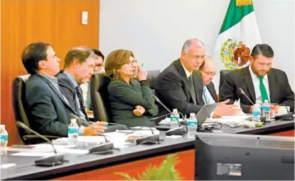  ??  ?? Reunión de senadores con representa­ntes de organizaci­ones sociales y el Ejército.