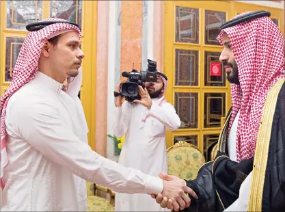  ??  ?? Mohammad bin Salman (dir.), suspeito de ordenar a morte de Khashoggi, encontrou-se com o filho do jornalista