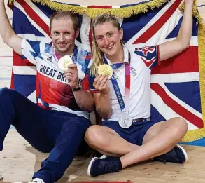  ??  ?? GOLDEN COUPLE
Husband-and-wife team Jason and Laura Kenny show off their medals