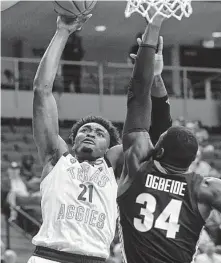  ?? Laura McKenzie / Bryan-College Station Eagle ?? A&amp;M's Christian Mekowulu, left, dominated fellow Nigerian Derek Ogbeide, finishing with 15 points and 15 rebounds.