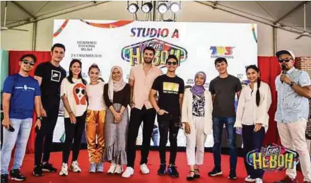  ?? ?? Pengunjung dapat beramah mesra dengan artis di reruai Media Prima Berhad.