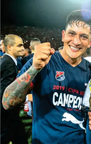  ??  ?? Germán Cano junto a su hijo Lorenzo y a su esposa Rocío festejando el título de la Copa Águila-2019.