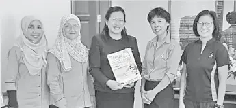  ??  ?? Jenifer (centre) receiving the symposium flyer from Nancy (second right) flanked by her vice presidents Rainty Teoh, Hjh Natrah Datuk Arif and exco member Hjh Dg Mariah A Razak.