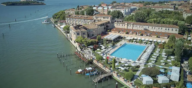  ??  ?? Veduta aerea Il Belmond Hotel Cipriani di Venezia che si trova adagiato sulla riva assolata della Giudecca. Qui sotto, il direttore Giampaolo Ottazzi che da tredici anni dirige l’albergo