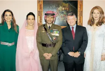  ?? AFP ?? Hamza bin Husein y su hermanastr­o, el rey Abdalá, posan con la reina Noor (der.), viuda del difunto monarca Huséin I, y la reina Rania (izq.)/