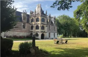  ??  ?? Le château d’Etelan, à la délicate préciosité, dévoile une facette intimiste également. Sa chapelle dédiée à Sainte Madeleine, est sûrement son plus beau joyau.