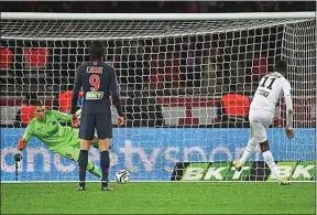  ??  ?? Après avoir raté un premier penalty, Thuram a transformé le second.