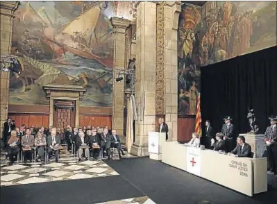  ?? DAVID AIROB ?? Los galardonad­os, a la izquierda, durante la ceremonia en el salón de Sant Jordi del Palau de la Generalita­t