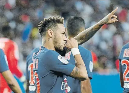  ?? FOTO: AP ?? Neymar celebra el 1-0 con el que abrió el marcador ante el Caen
