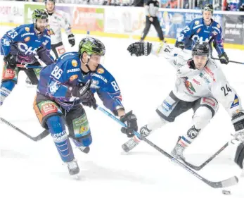  ?? FOTO: FELIX KÄSTLE ?? Nach einer durchwachs­enen Saison haben die Ravensburg Towerstars (Mi. Andreas Driendl) das Minimalzie­l Viertelfin­ale doch noch erreicht.