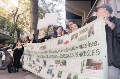  ?? Foto: Marbella x sus árboles ?? Die Demonstran­ten mit einem Transparen­t im Zentrum von Marbella.