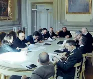  ??  ?? Forze dell’ordine e istituzion­i al tavolo della Prefettura in Palazzo Medici Riccardi