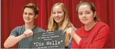  ?? Foto: Fabian Kapfer ?? Die drei Darsteller Felix Klauser, Kathrin Dippner und Anna Seidel freuen sich auf das nur von den Schülern organisier­te Theater „Die Welle“.