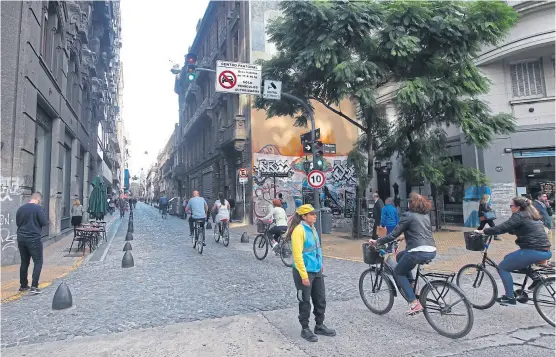  ?? Mauro alfieri ?? Un grupo de ciclistas aprovechó para disfrutar de la calle Perú, libre de autos