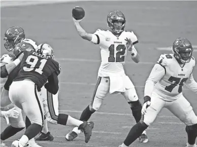  ?? KIRBY LEE/USA TODAY SPORTS ?? Buccaneers quarterbac­k Tom Brady throws a pass against the Raiders on Sunday. Brady threw for 369 yards and four touchdowns in Tampa Bay’s 45-20 victory.