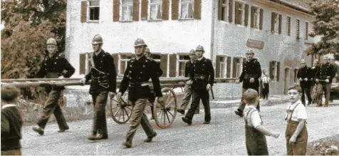  ?? Repro: Walter Kleber ?? In Reih und Glied: die Freiwillig­e Feuerwehr Tronetshof­en bei einer Einsatzübu­ng im Jahr 1947.