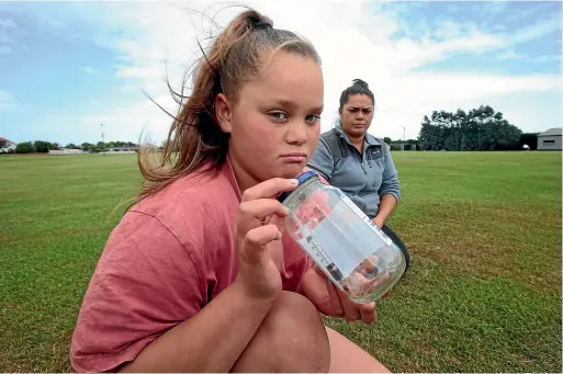  ?? KAVINDA HERATH/STUFF ?? Darnielle Bishop’s daughter Aaliyah with the syringe she found on the cricket field at Appleby in Invercargi­ll.