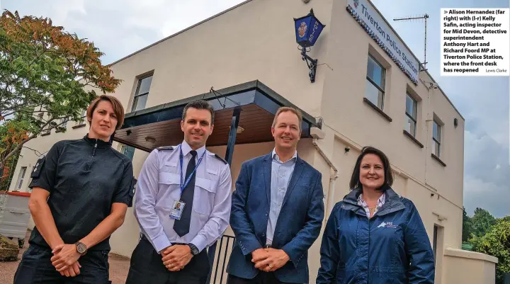  ?? Lewis Clarke ?? > Alison Hernandez (far right) with (l-r) Kelly Safin, acting inspector for Mid Devon, detective superinten­dent
Anthony Hart and Richard Foord MP at Tiverton Police Station, where the front desk has reopened