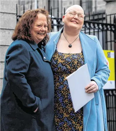  ?? PHOTO: COLLINS ?? ‘Mistakes’: Eileen Rushe (35) and her mother Mary at the Four Courts, Dublin.