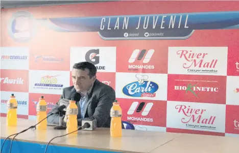  ?? /TWITTER DELFÍN SC ?? Guillermo Sanguinett­i, entrenador del Delfín, lamentó las fallas de su equipo en la conferenci­a de prensa.