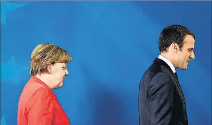  ?? EMMANUEL DUNAND / AFP ?? Angela Merkel y Emmanuel Macron, al término de la conferenci­a de prensa del pasado viernes