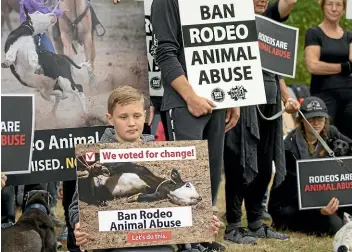  ?? DAVID WALKER/ STUFF ?? Protesters shared their message outside the National Rodeo Finals in North Canterbury at the weekend.