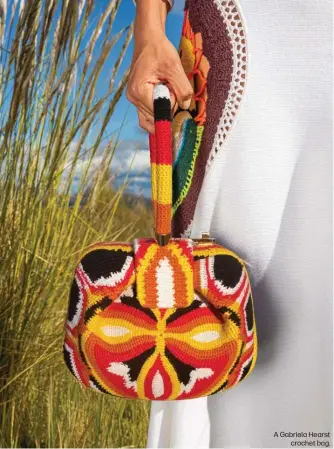  ?? ?? A Gabriela Hearst
crochet bag.
