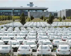  ?? Foto: Wolfgang Kumm, dpa ?? Nicht zugelassen­e VW-Autos stehen auf einem Parkplatz des noch nicht eröffneten Flughafens BER in Schönefeld bei Berlin.