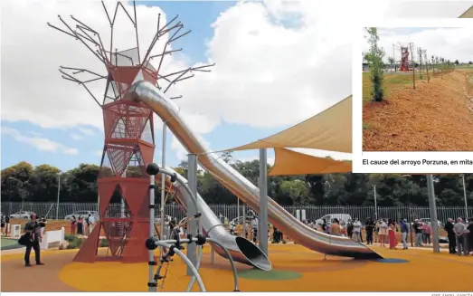  ?? JOSÉ ÁNGEL GARCÍA ?? La zona de juegos en el nuevo Parque Central de Mairena del Aljarafe.
El cauce del arroyo Porzuna, en mitad del parque.