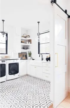  ?? AMY LAMB VIA THE NEW YORK TIME ?? A laundry room designed by Ashley Martin has plenty of counter space for folding and a sliding door that stays out of the way.