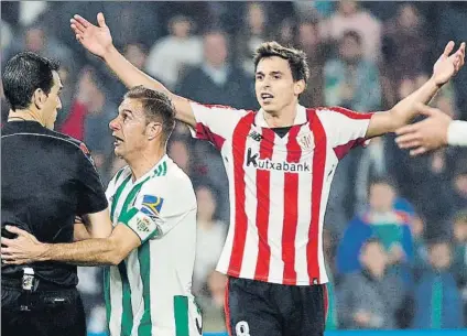  ?? FOTO: EFE ?? Protesta Joaquín reclama a Martínez Munuera un penalti sobre Sergio León ante la presencia de Iturraspe