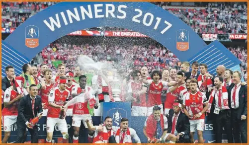  ??  ?? El Arsenal venció 2-1 al Chelsea y gana su Copa FA número 13 para ser líder histórico