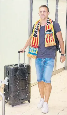  ?? FOTO: VALENCIA CF ?? El serbio Nemanja Maksimovic, ayer a su llegada al aeropuerto de Manises