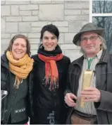  ??  ?? Équiterre a attribué deux prix aux fermiers de famille Anne Roussel (à gauche) et Michel Massuard. On reconnaît, au centre, Isabelle Joncas, d’Équiterre.