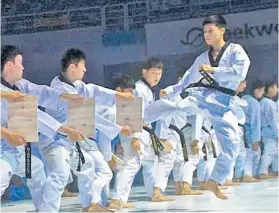  ??  ?? Južnokorej­ski borac atraktivno je nogom slomio na desetke dasaka