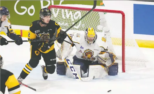  ?? DARREN CALABRESE/ THE CANADIAN PRESS ?? Hamilton's Ryan Humphrey goes for a rebound in front of Shawinigan goaltender Antoine Coulombe at the Memorial Cup Thursday.