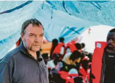  ?? Foto: J. Filous/dpa ?? Der Landsberge­r Claus-Peter Reisch ist wieder auf Hilfsmissi­on im Mittelmeer unterwegs. Er hat am Montag mit seiner Crew 101 Migranten gerettet.