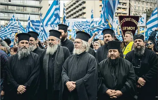  ?? ANGELOS TZORTZINIS / AFP ?? Grups de capellans ortodoxos grecs es van afegir ahir a la manifestac­ió d’Atenes contra la cessió del nom de Macedònia