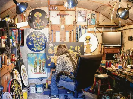  ?? Jamaal Ellis ?? Prolific artist and Houston native Leo Buelna Jr. works in his painting studio in southeast Houston.