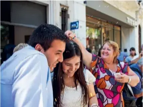  ??  ?? 2
2- Montevideo­lu çiftler nikâh dairesinde­n çıkarken pirinç yağmuruna tutuluyor.
The local couples are showered with rice as they leave the marriage office.