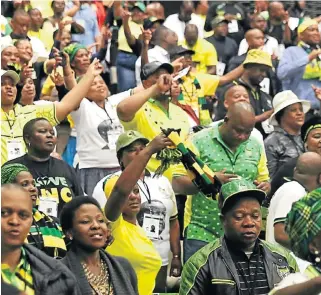  ?? /Sibongile Ngalwa ?? Divisions abound: ANC members singing and dancing at the ANC provincial conference in East London on Sunday.