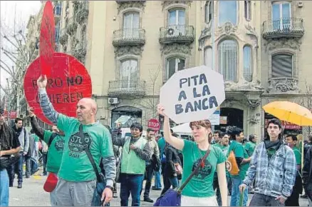  ?? LLIBERT TEIXIDÓ / ARCHIVO ?? Una manifestac­ión organizada por la Plataforma de Afectados por la Hipoteca (PAH) en Barcelona